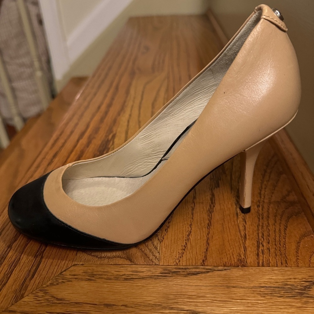 MICHAEL KORS Leather Presley Cap Two Toned Black and Tan Heels 5 1/2 5.5 - Picture 5 of 7